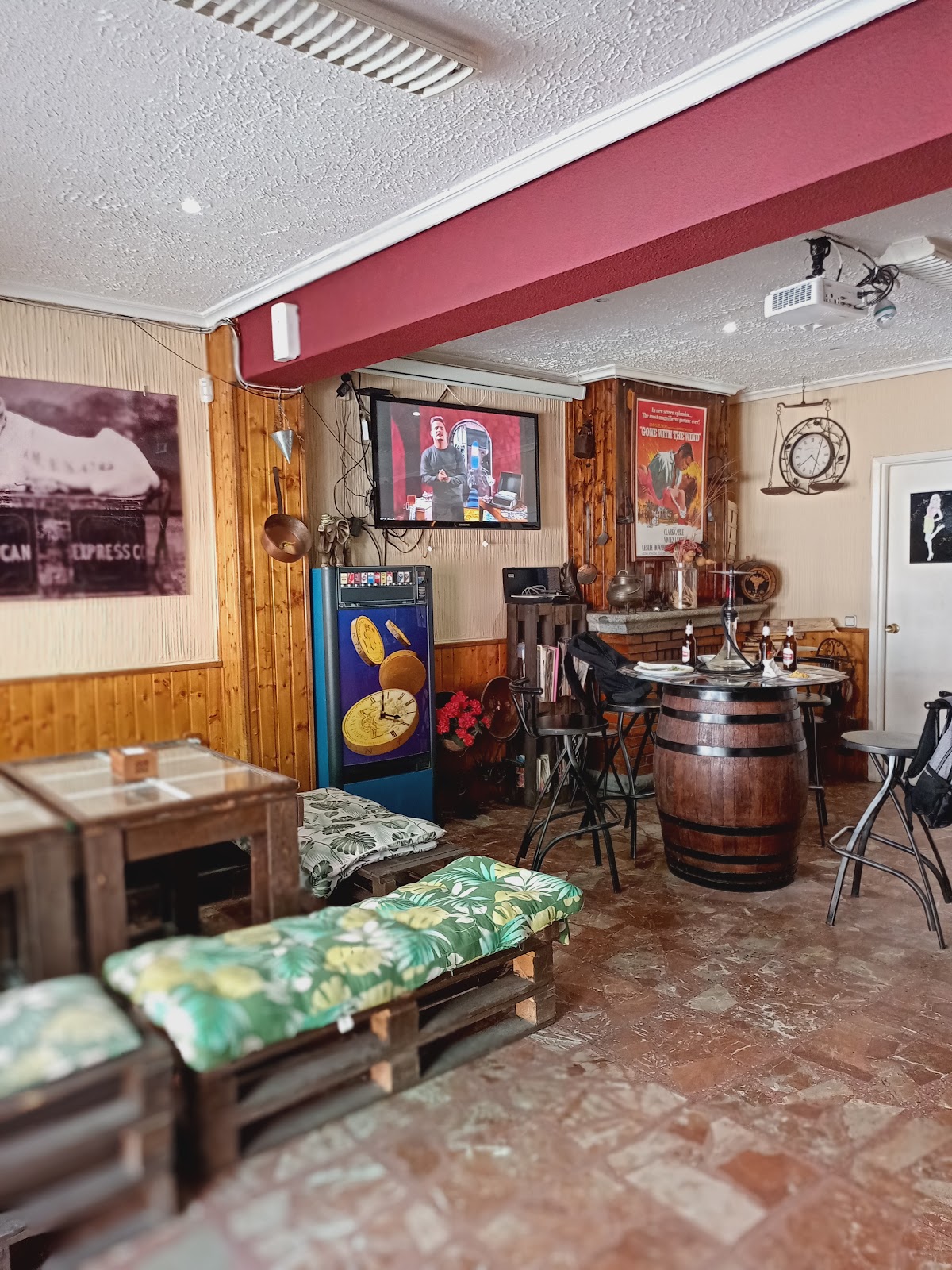 Vista del interior del restaurante con mesas, bancos y ambiente acogedor
